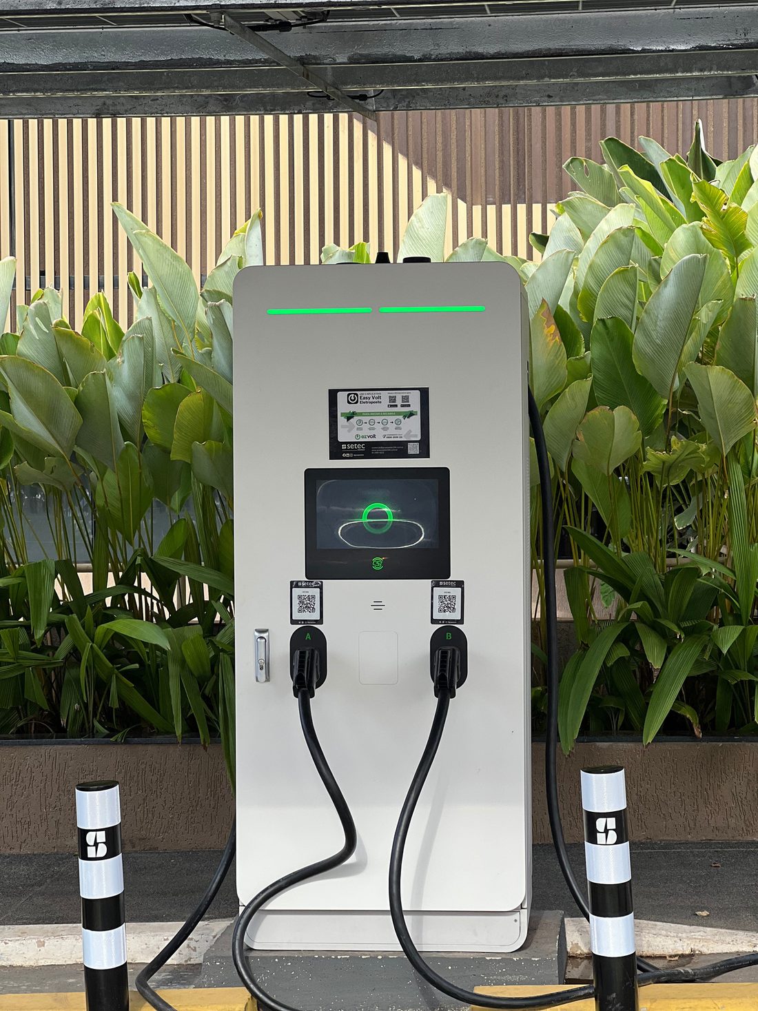 Eletroposto inteligente instalado pela SETEC